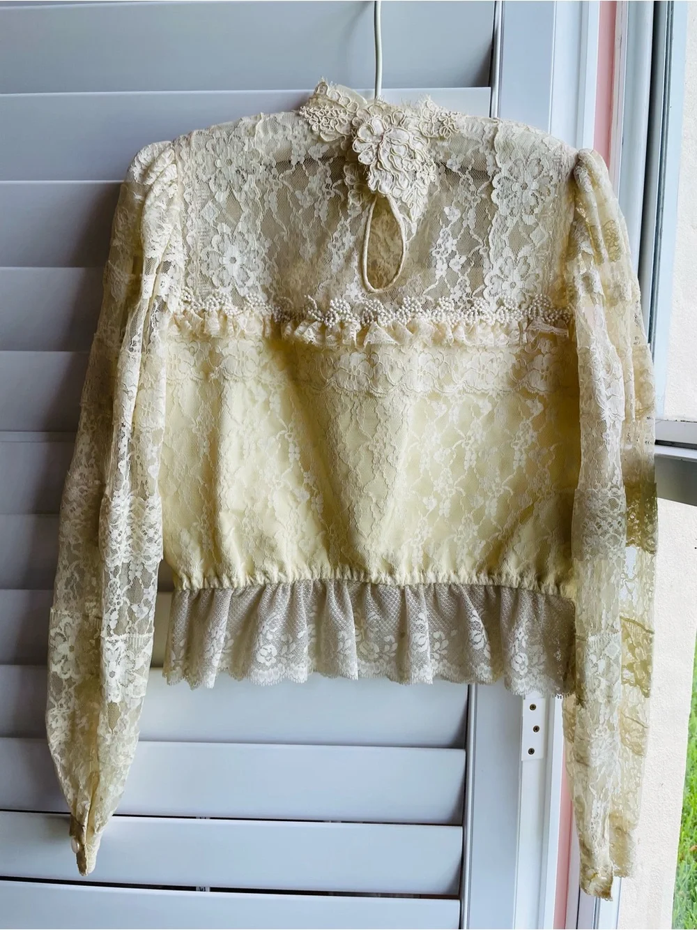 Rare Mid Century Decorative Floral Lace Beaded Peephole Peplum Blouse. Sm